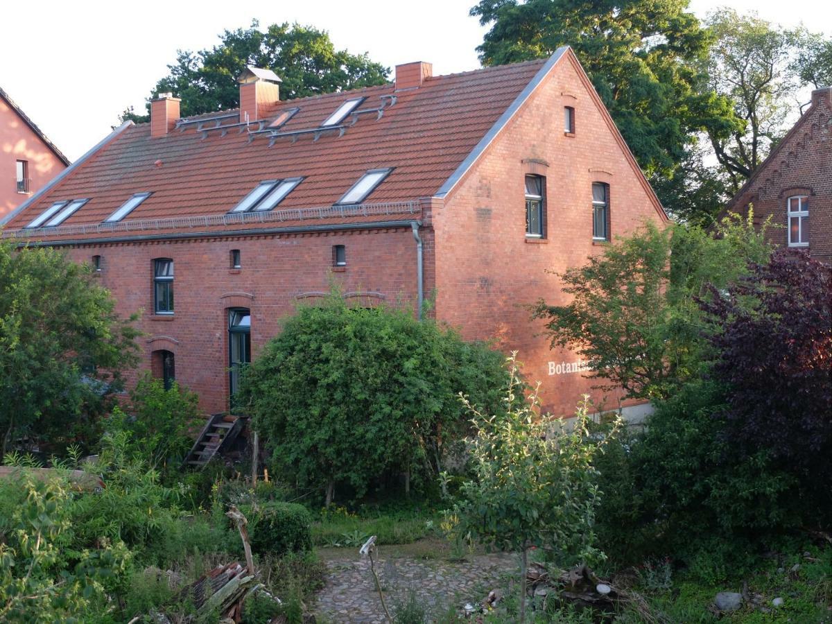 Botanische Botschaft Apartment Strodehne Exterior photo